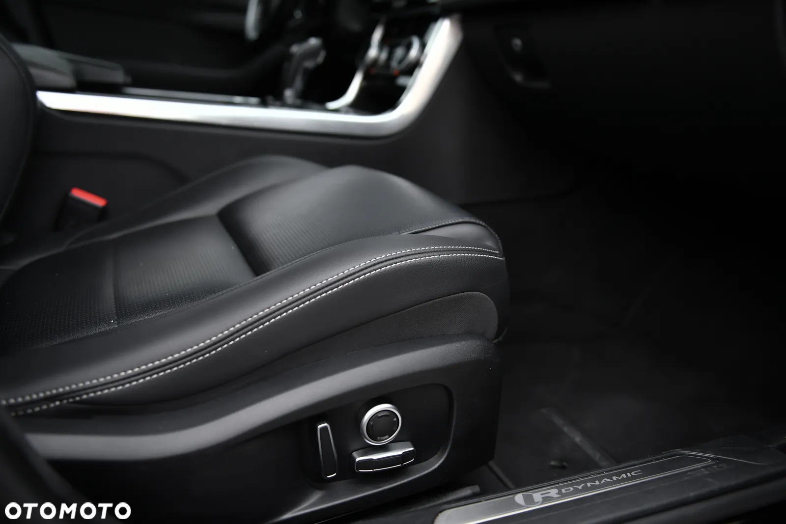 Jaguar XE 2.0 D180 R-Dynamic S - 30