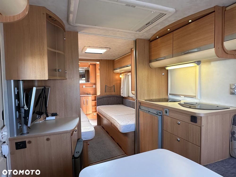 Adria ADORA 542 UT z napędem, nową markizą i dużą łazienką. - 13