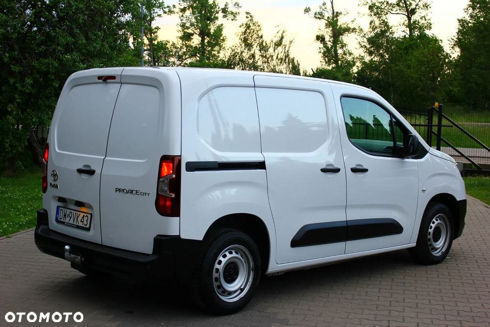Toyota PROACE CITY BLASZAK 2 OSOBOWY 1.2 D-4T BENZYNA 110KM PEWNE AUTO FV23% - 19