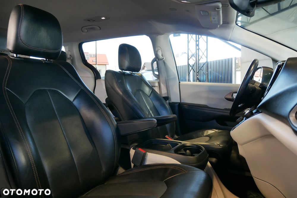 Chrysler Pacifica - 11