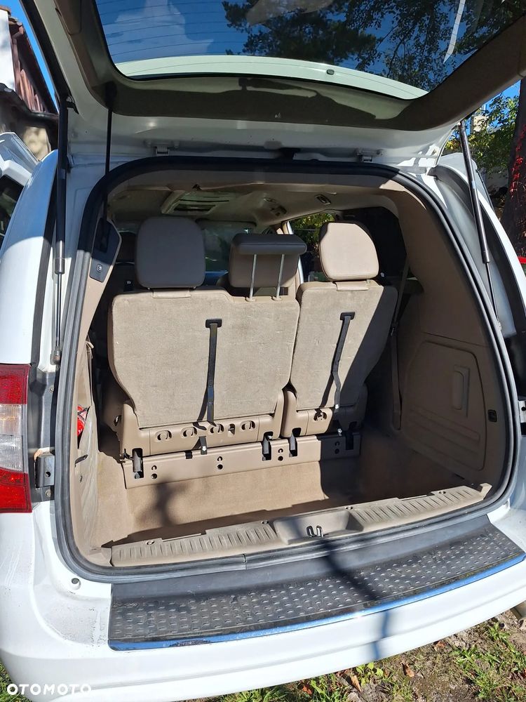 Chrysler Town & Country - 11