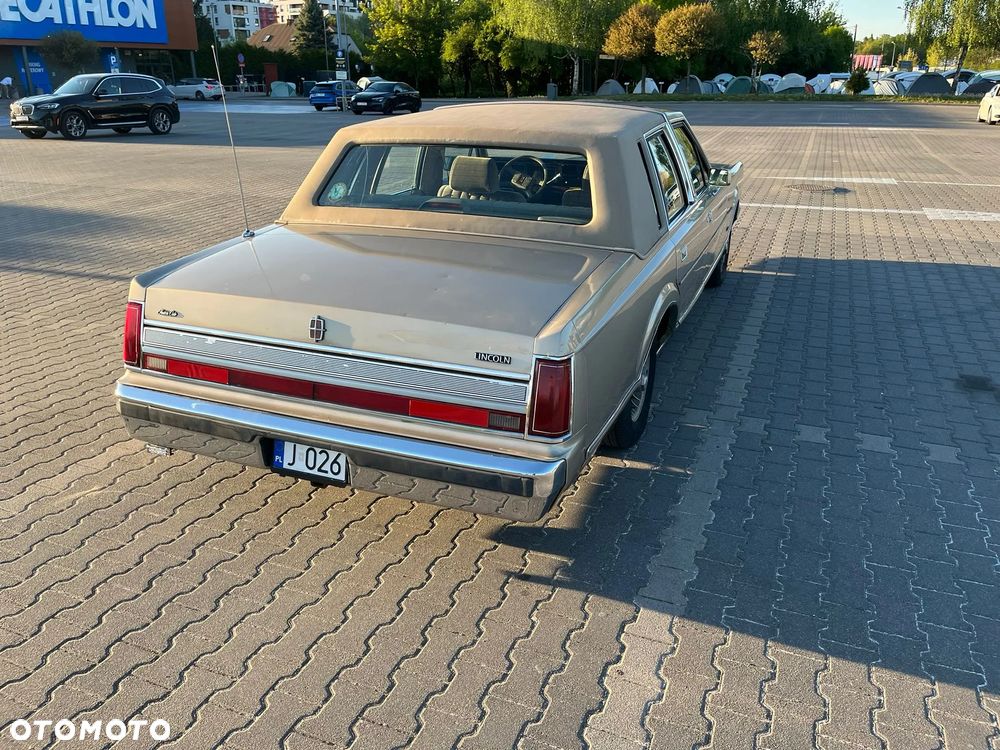 Lincoln Town Car - 10