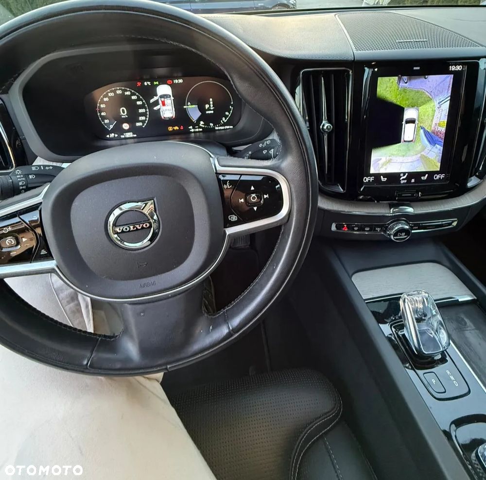 Volvo XC 60 T6 Plug-In Hybrid AWD Ultra Black Edition - 4