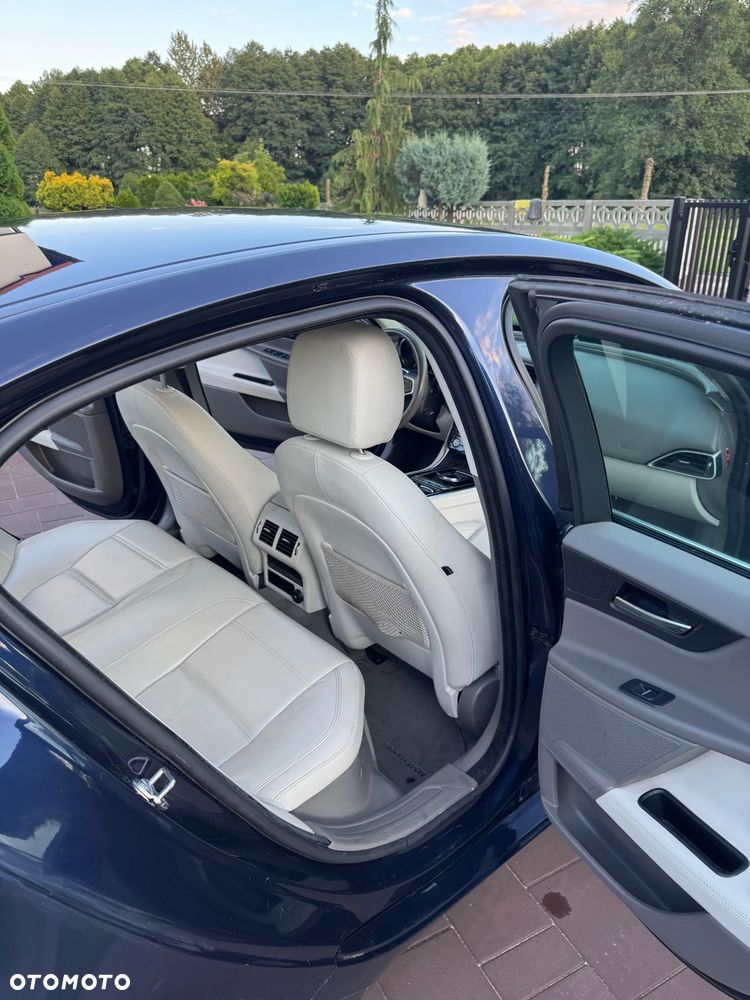 Jaguar XE 2.0 T Prestige - 12