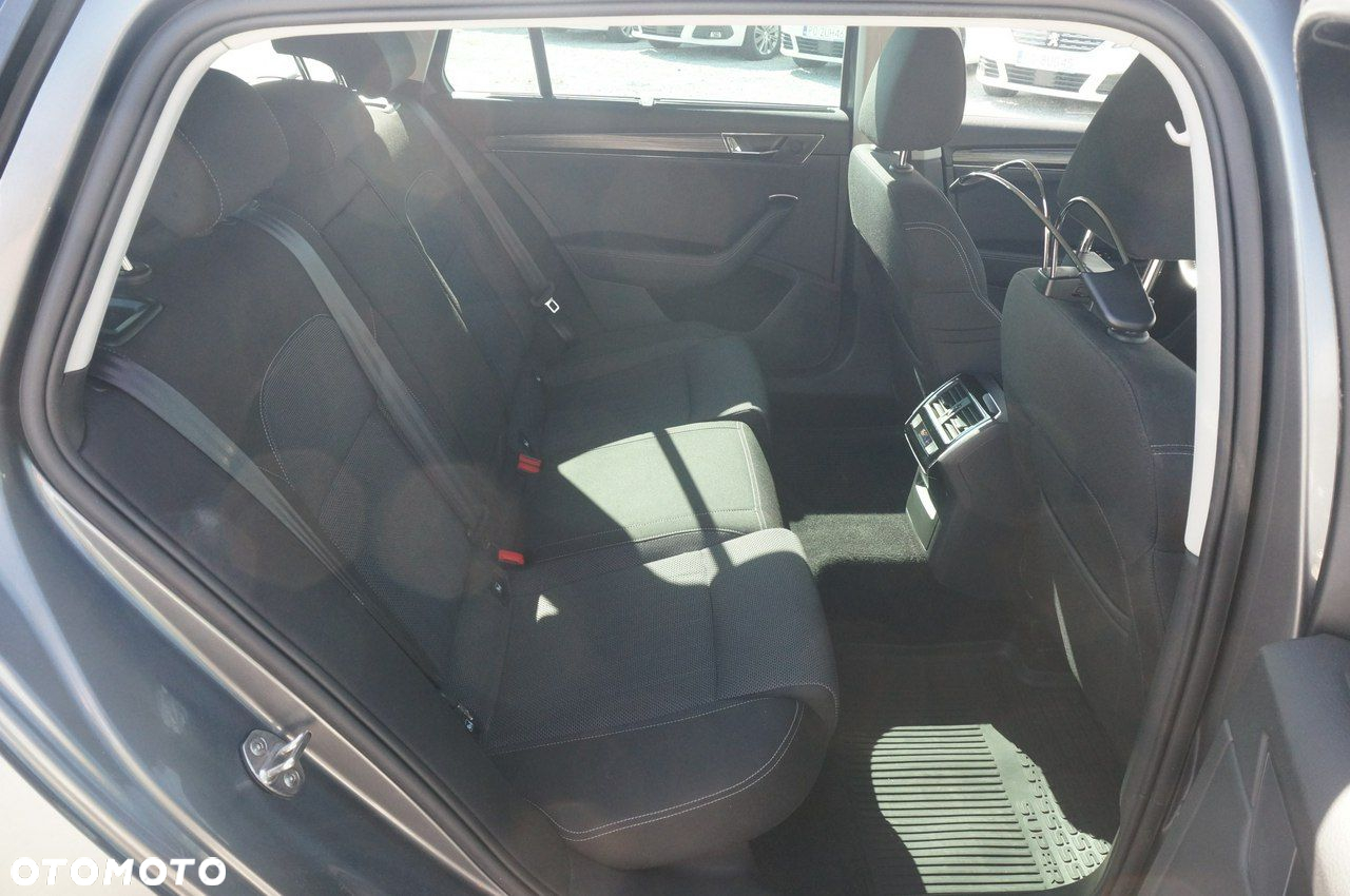 Skoda Superb 2.0 TDI SCR Style DSG - 32