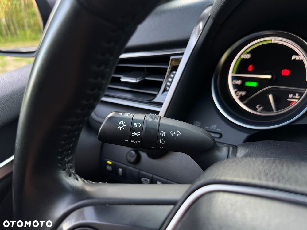 Toyota Camry 2.5 Hybrid Comfort CVT - 28
