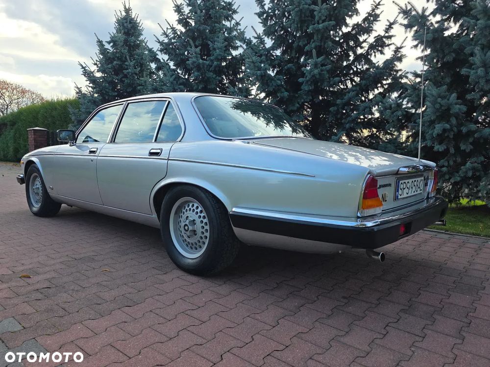 Jaguar XJ - 8