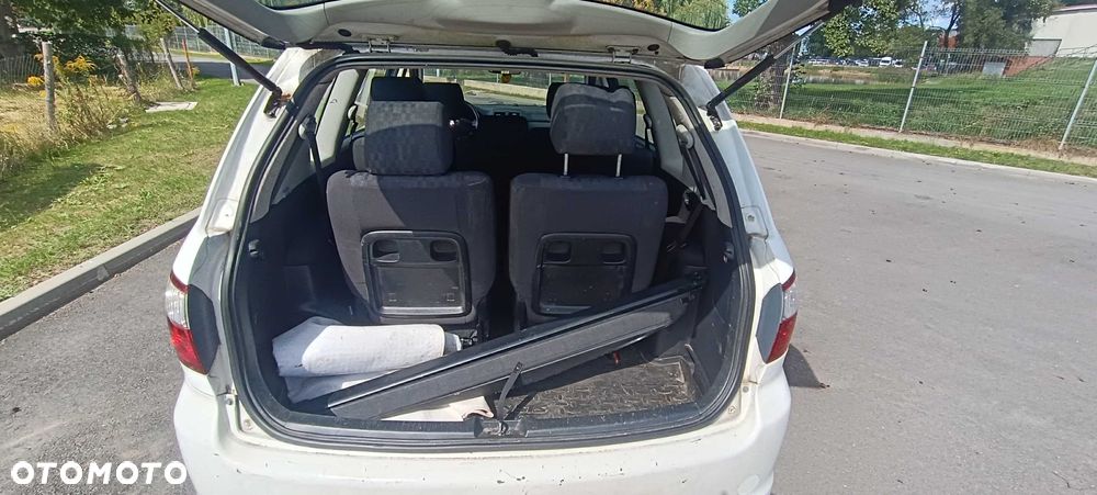 Toyota Avensis Verso - 8