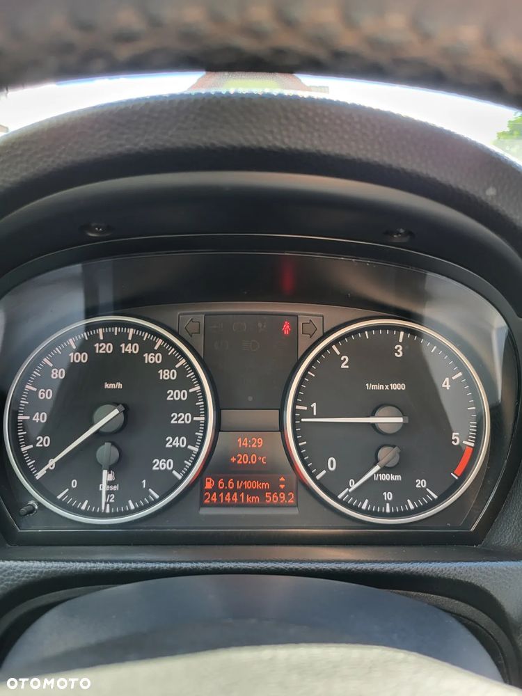 BMW Seria 3 318d Touring - 10