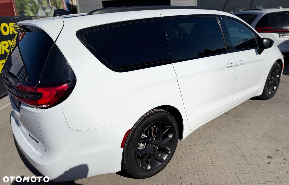 Chrysler Pacifica - 12
