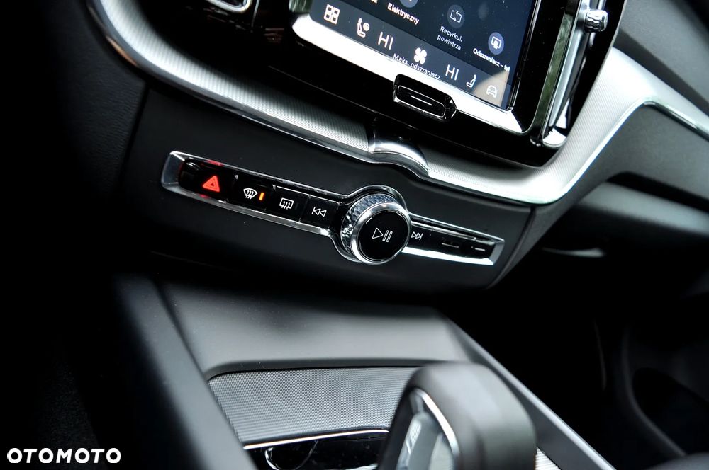 Volvo XC 60 B4 D Plus Dark - 24