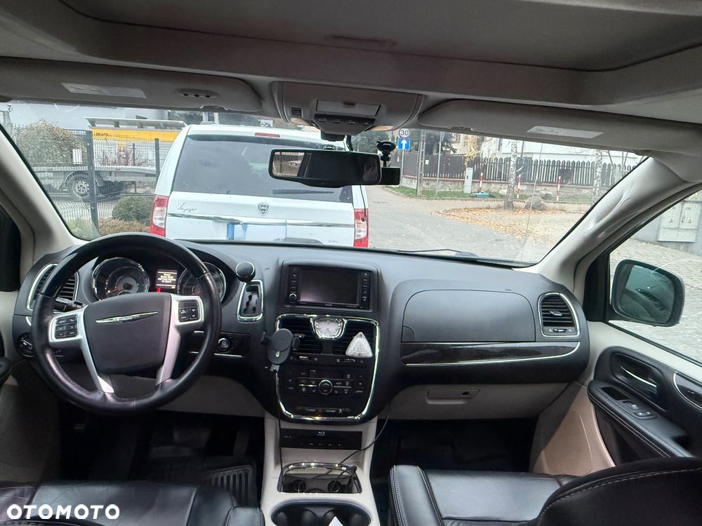 Chrysler Town & Country 3.6 Limited - 8