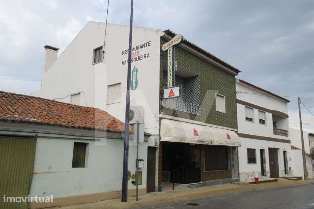 Prédio com Restaurante equipado R/C e T4 no 1ºandar I Pego Abrantes I - Grande imagem: 3/60