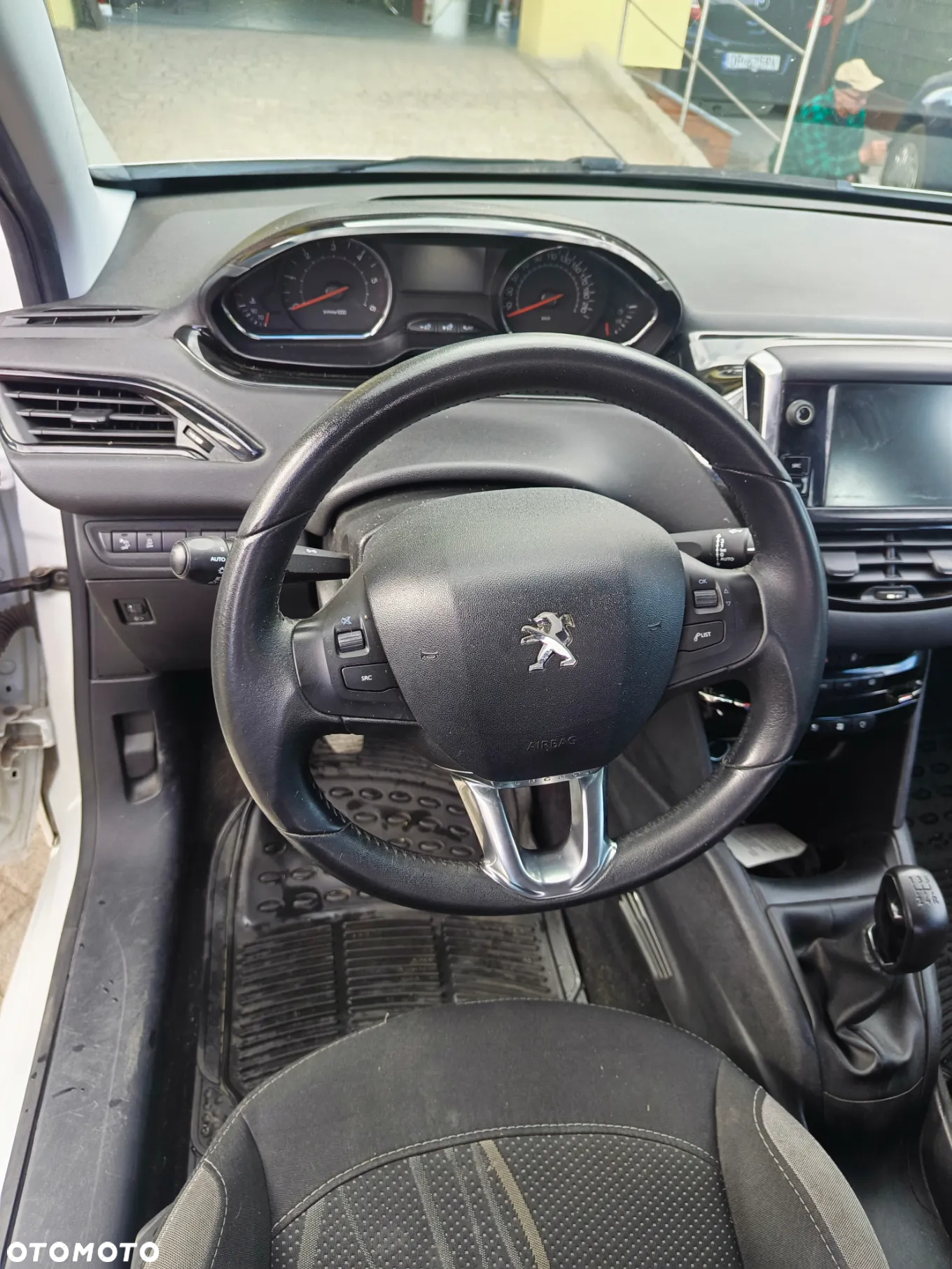 Peugeot 208 - 8