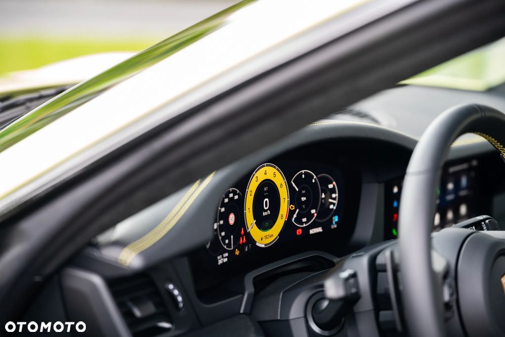 Porsche 911 Carrera T-Hybrid 4 GTS - 16