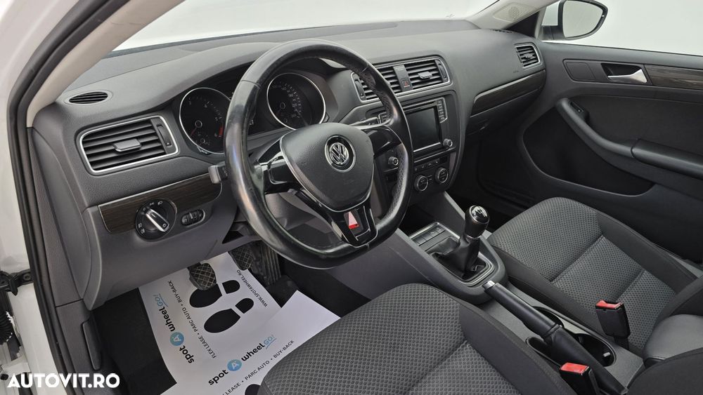 Volkswagen Jetta 2.0 TDI Highline - 14