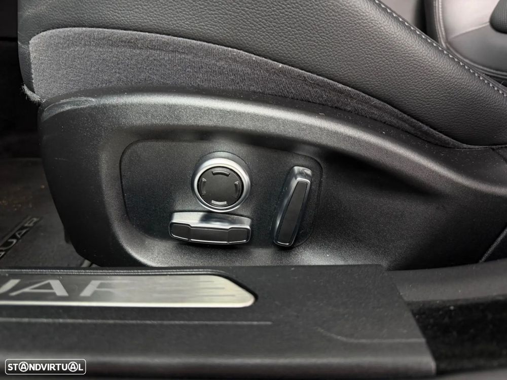 Jaguar XE 2.0 D R-Dynamic S - 30