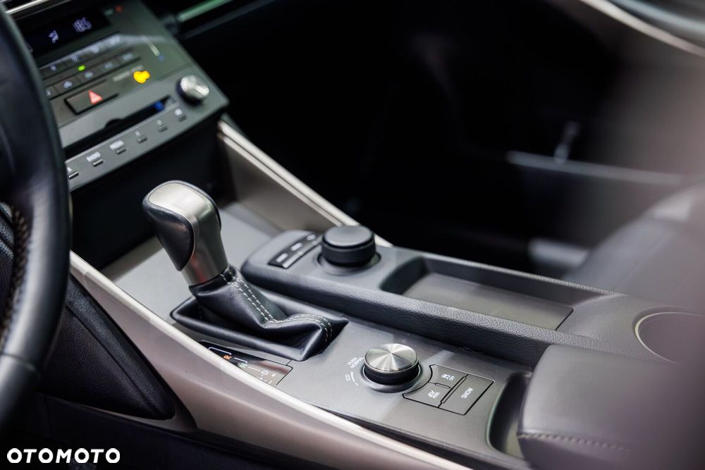 Lexus IS - 32
