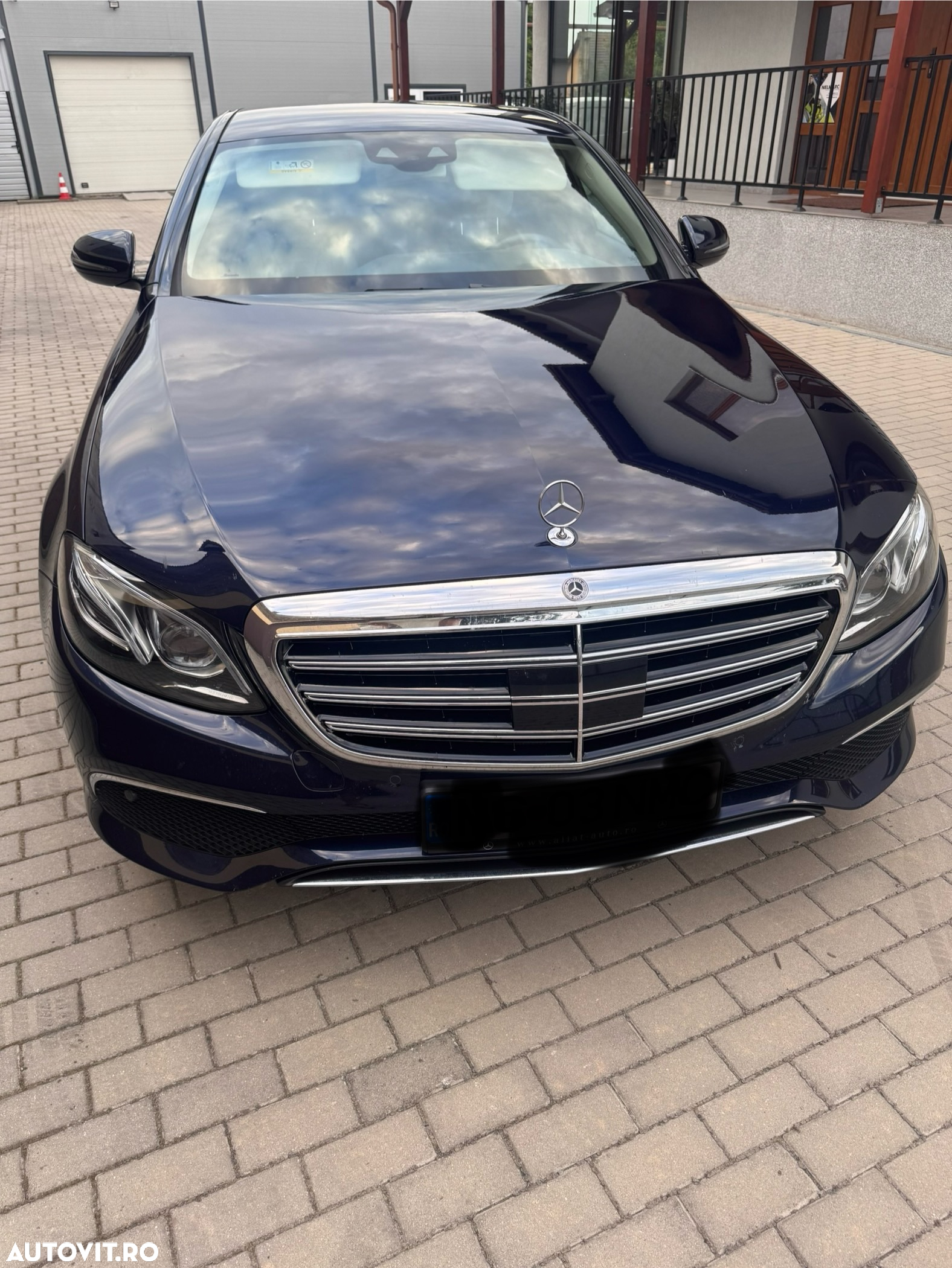 Mercedes-Benz E 220 d 4Matic 9G-TRONIC - 4
