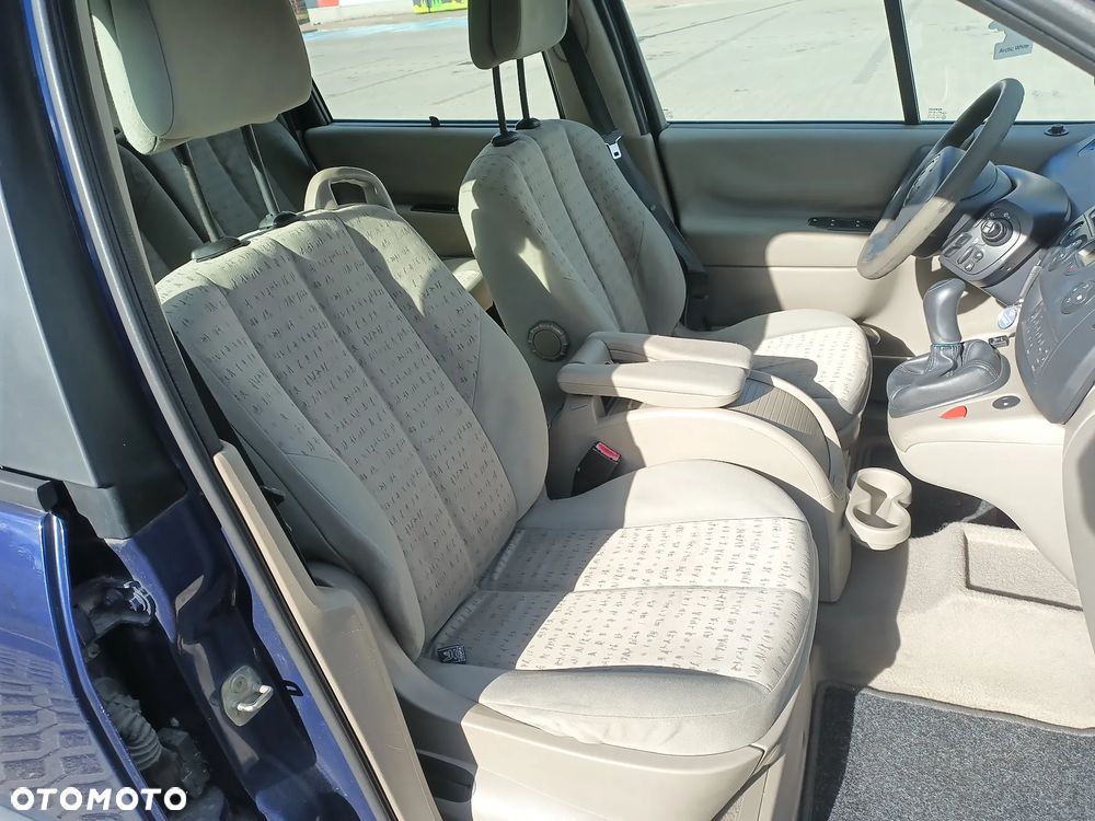 Renault Grand Scenic - 12
