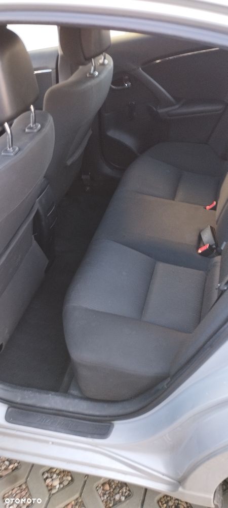 Toyota Avensis - 8