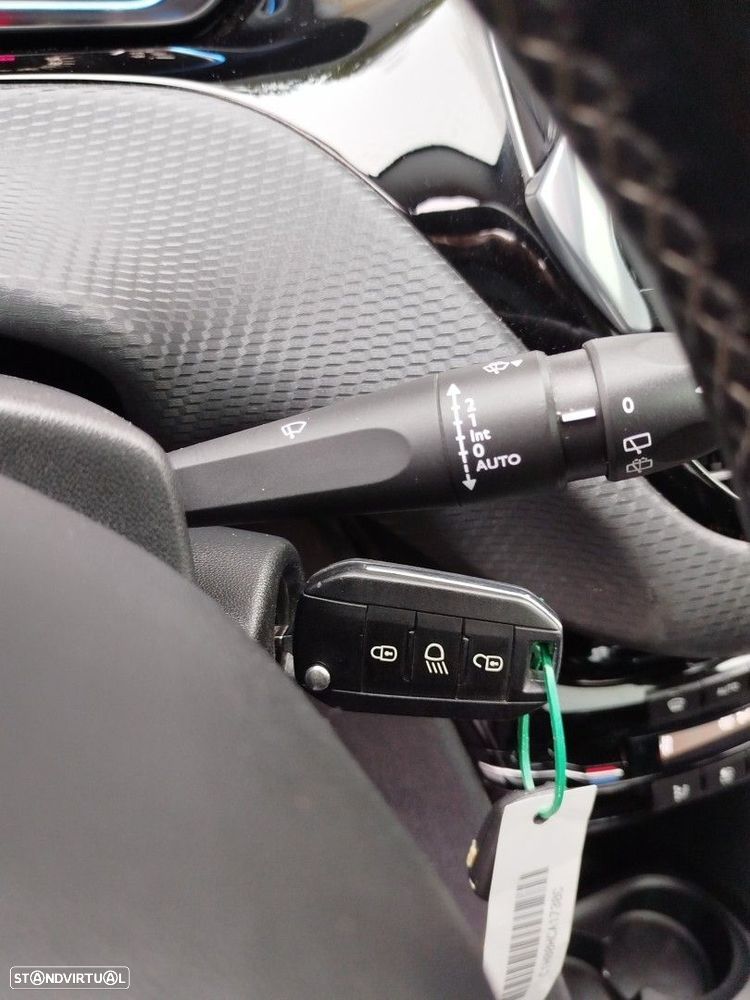 Peugeot 2008 1.2 PureTech Allure EAT6 - 22