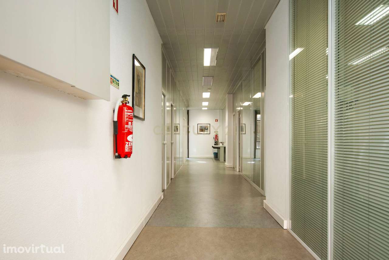 Espaço Comercial para Arrendar | 130m2 | Localização Premium | Telheir - Grande imagem: 4/24