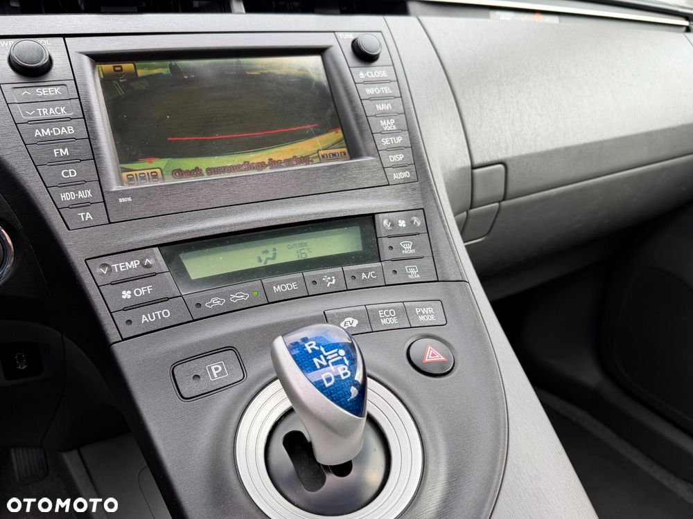 Toyota Prius 1.8 HSD Prestige - 13