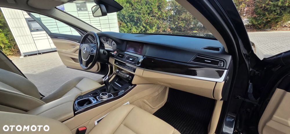 BMW Seria 5 525d - 39
