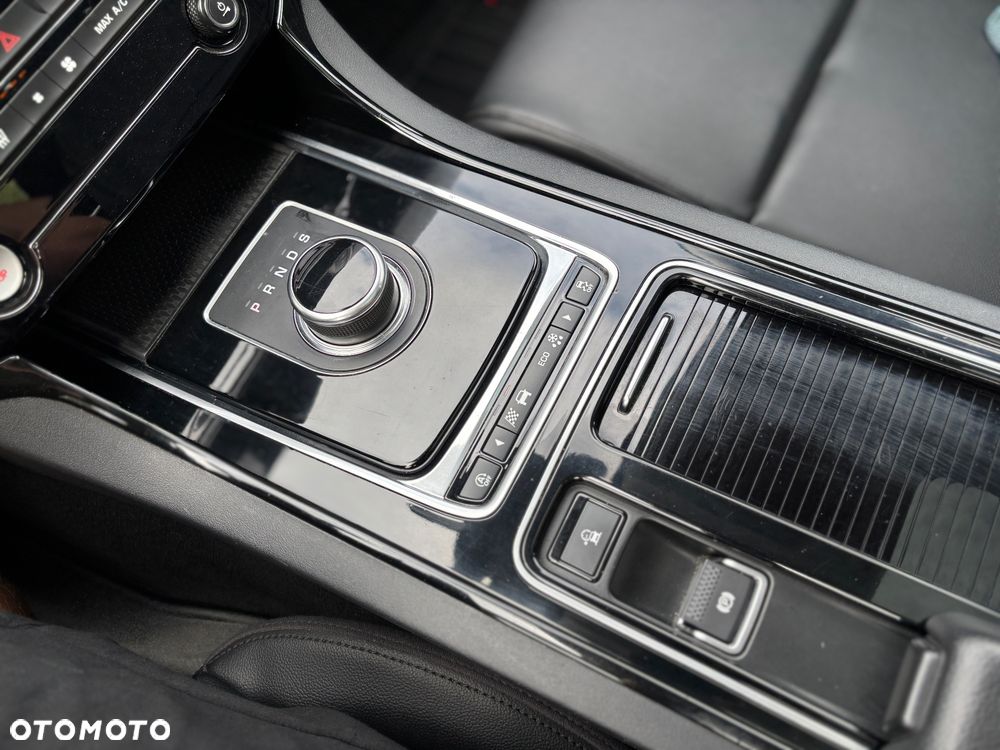 Jaguar XE 2.0 T Prestige - 33