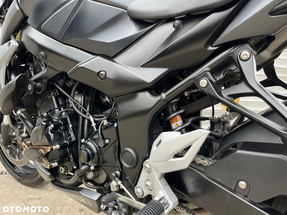 Suzuki GSR - 14
