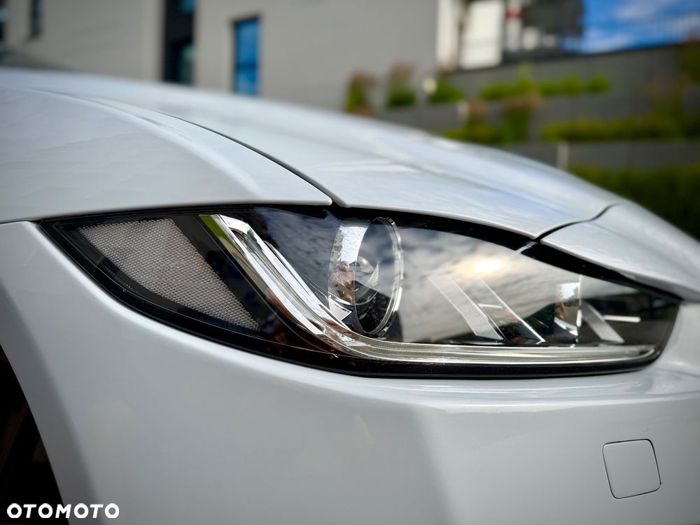 Jaguar XE 2.0 D R-Sport - 16