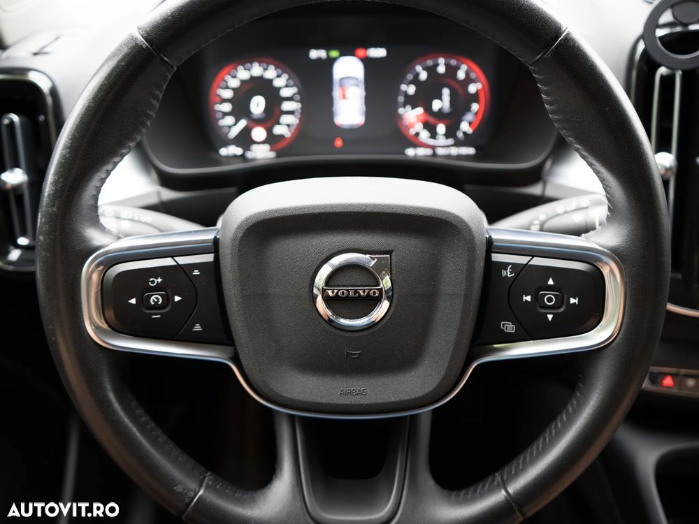 Volvo XC 40 B4 AT8 AWD Mild Hybrid Momentum Pro - 24