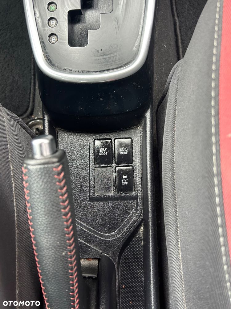 Toyota Yaris Hybrid 100 Selection Platinum - 29