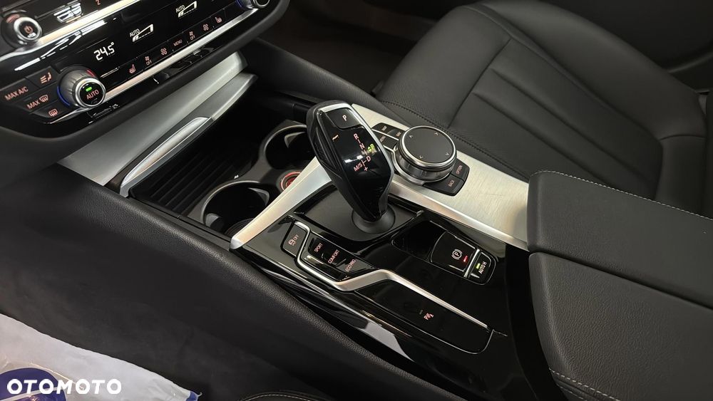BMW Seria 5 530i xDrive mHEV - 16