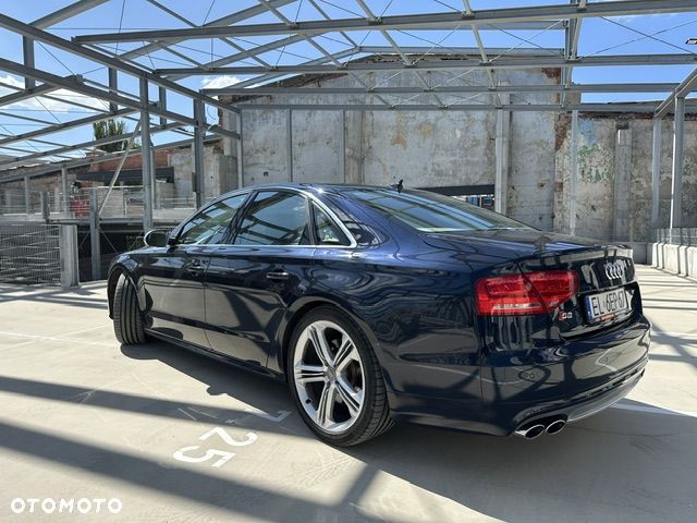 Audi S8 - 12