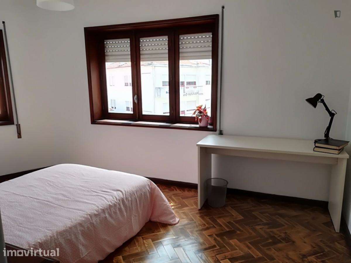 Quarto - localizado em Mafamude Porto - Grande imagem: 4/26