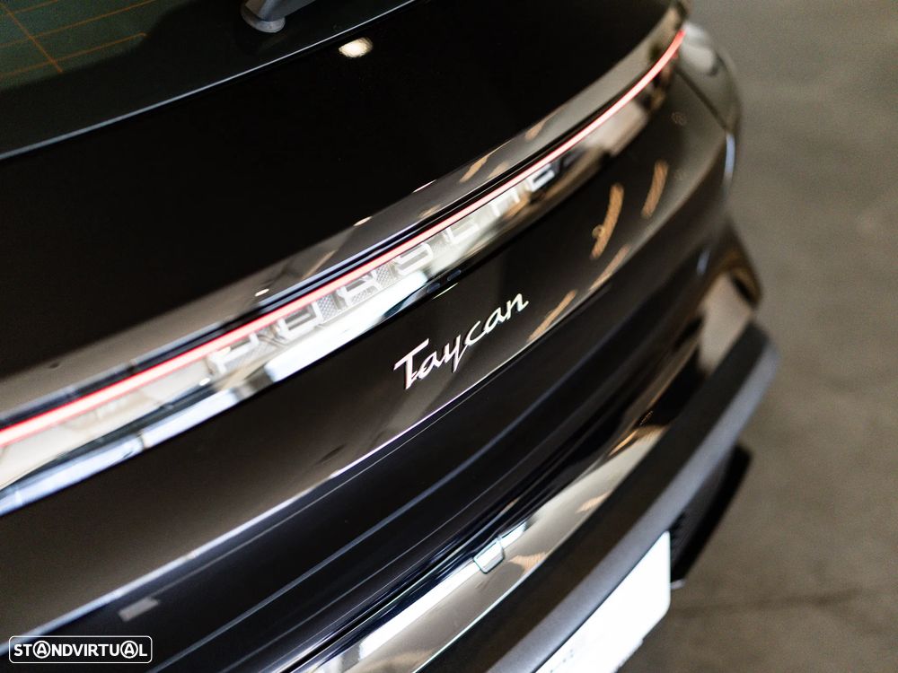 Porsche Taycan Sport Turismo - 18