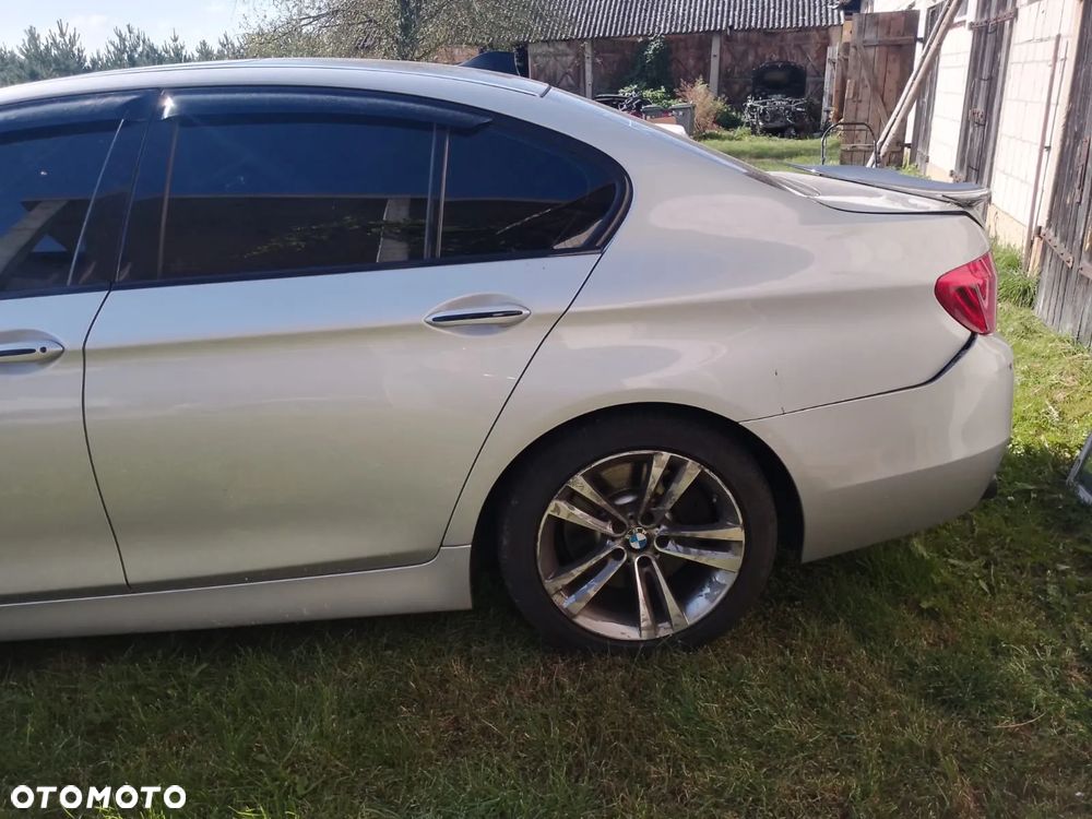 BMW Seria 5 550i xDrive - 24