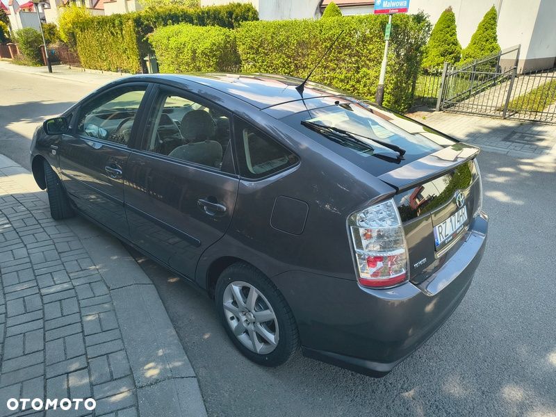Toyota Prius - 4