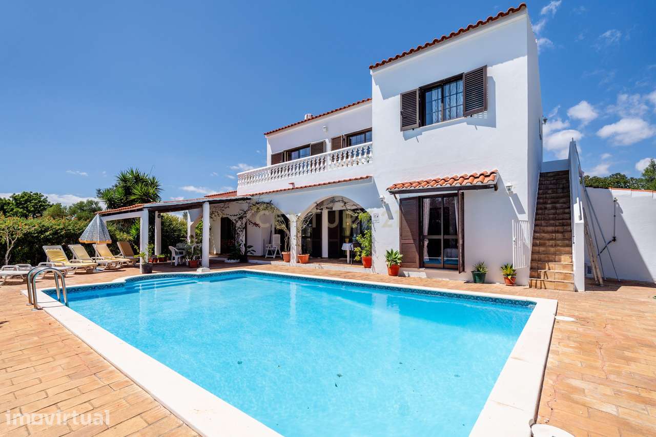 Moradia Bifamiliar T3 + T1 com Piscina  junto aos Campos de Golfe de A - Grande imagem: 2/46