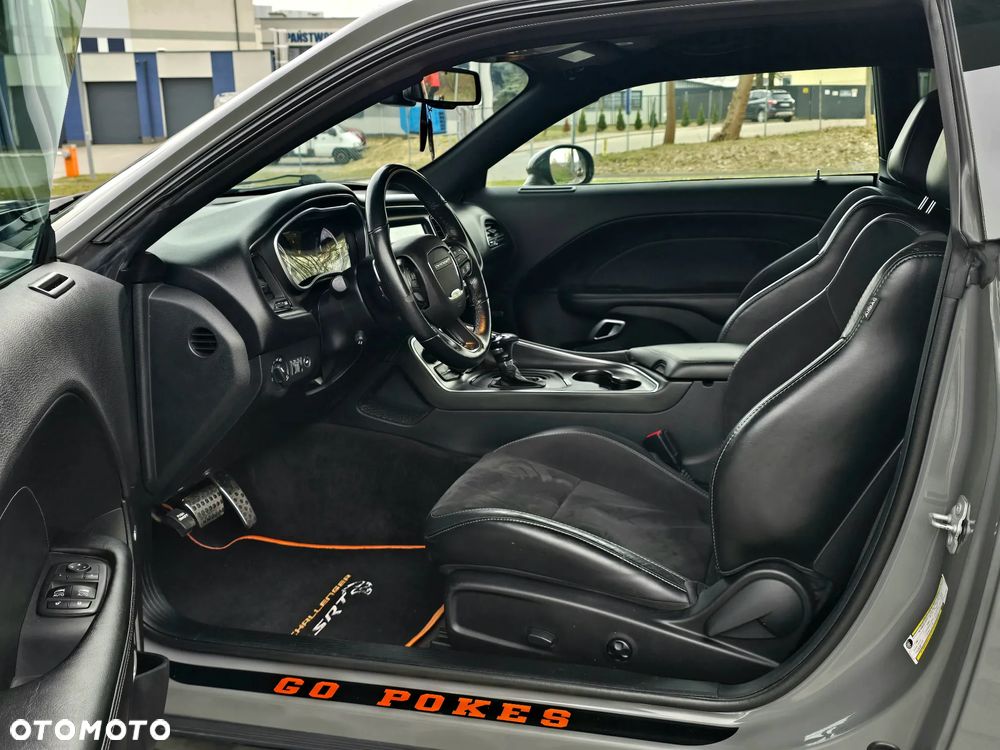 Dodge Challenger - 12