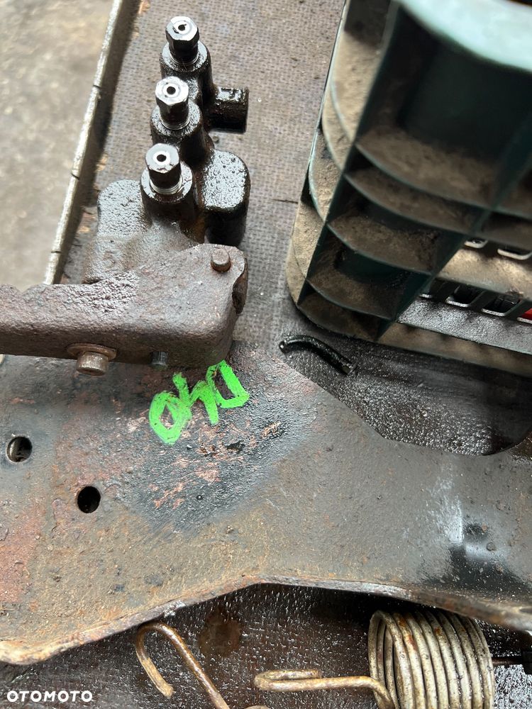 Korektor siły hamowania Nissan navara d40 - 2