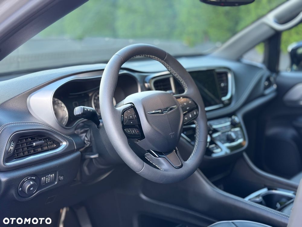 Chrysler Pacifica - 12