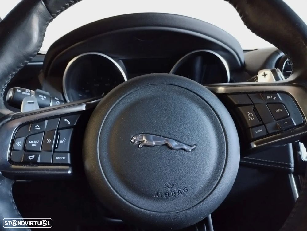 Jaguar XE 2.0 D R-Dynamic SE - 18