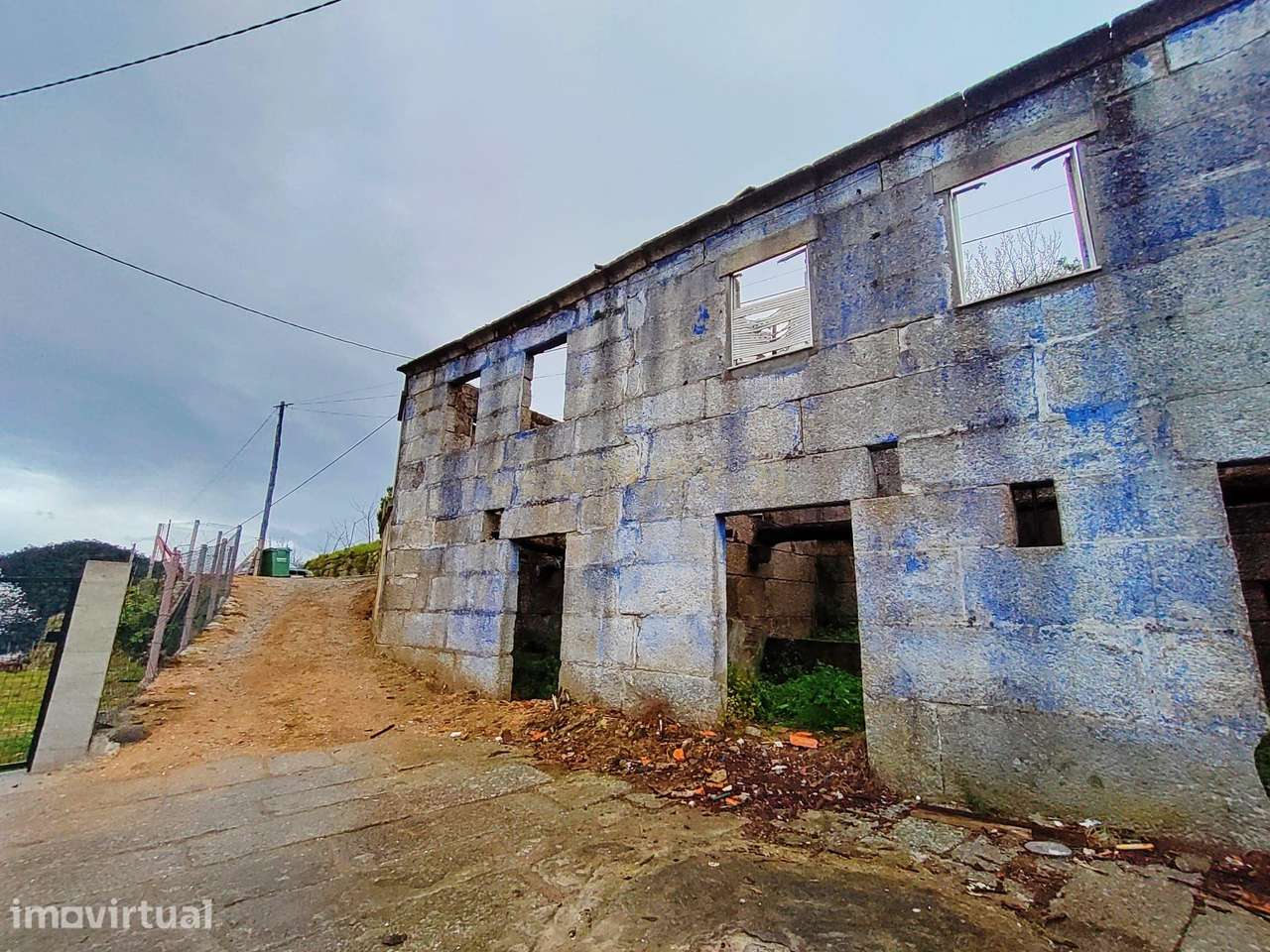 Moradia para reconstruir com terreno, refúgio paradisíaco perto da pra - Grande imagem: 3/14