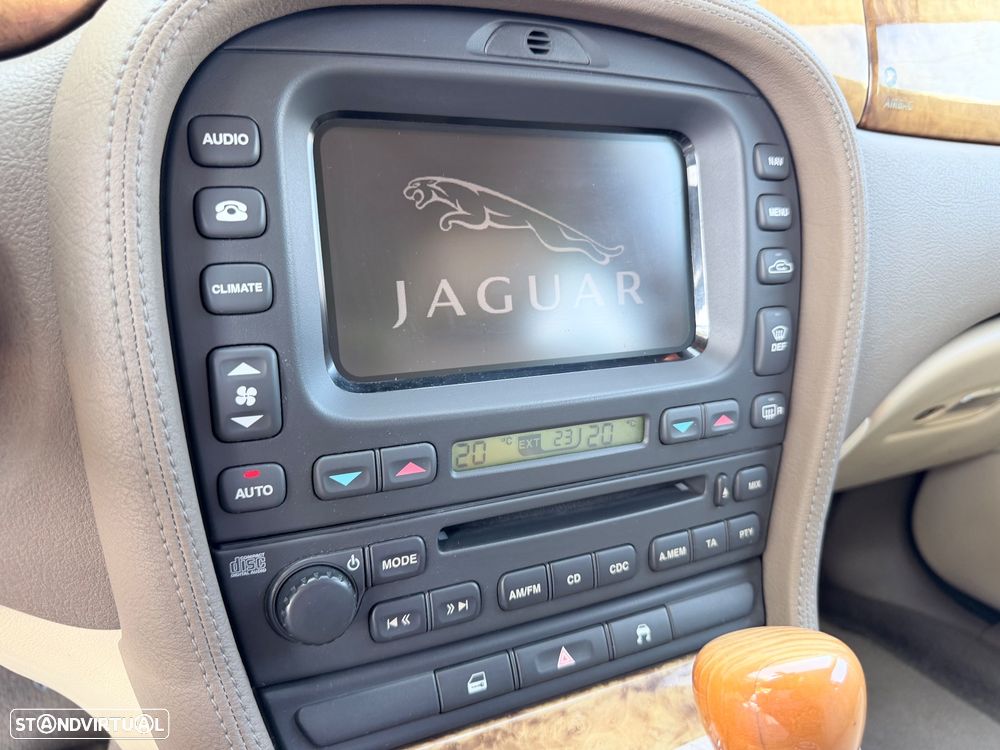 Jaguar S-Type 3.0 V6 Executive Auto. - 13