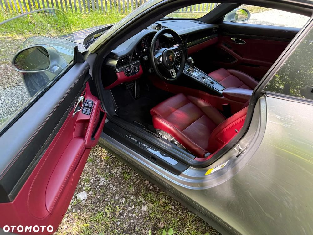Porsche 911 Carrera 4 GTS PDK - 21