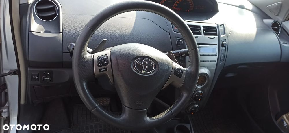 Toyota Yaris 2011 photo 5