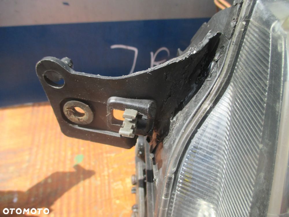 Lampa MITSUBISHI SPACE RUNNER - 3